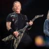 James Hetfield (links), Frontsänger der US-Metal-Band Metallica, und Kirk Hammett, Gitarrist, beim Konzert der Band im Münchner Olympiastadion.