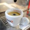 Der Espresso nach dem Essen verbrennt Kalorien. Nicht ganz falsch: Es gibt tatsächlich Hinweise, dass Kaffee die Fettverbrennung ankurbelt. Aber dafür braucht es größere Mengen. 