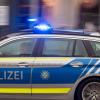 Ein Mann warf mit einem Stein auf eine Frau, die leicht verletzt wurde. 