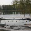 Über den Steg laufen oder an den Wasserpumpen spielen – Kinder lieben den Donauwurm am Baggersee.  	