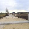 Die Ortsverbindungsstraße zwischen Thannhausen und Bayersried muss saniert oder neu gebaut werden. Unser Foto zeigt die Straßenführung in Richtung Süden vom mobilen Hochwasserschutz-Dammtor aus.