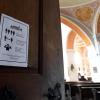 In der St.-Jakobus-Kirche in Gersthofen weist dieses Schild die Besucher auf das korrekte Verhalten hin. Am Wochenende nehmen die Kirchen im Augsburger Land den Gottesdienst-Betrieb wieder auf. Manche hadern mit den Beschränkungen, aber bemühen sich trotzdem, sie einzuhalten.  	
