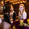 Empfang mit Mundschutz: Noch müssen die Mitarbeiterinnen an der Rezeption des Hotels König Ludwig in Schwangau die Masken tragen. 