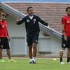 Dirk Schuster gibt Anweisungen, Konstantinos Stafylidis und Daniel Baier (rechts) lauschen beim Trainingslager in Mals (Südtirol).