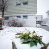 Blumen liegen im Schnee vor einer Pflegeeinrichtung.