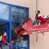 Der Nikolaus in seinem fliegenden Schlitten bringt in Rostock den jungen Patienten der Kinder- und Jugendklinik der Universitätsmedizin Geschenke.