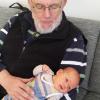 Konrad Bestle mit seiner acht Wochen alten Enkelin.