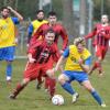 In der vergangenen Saison spielten der FC Silheim (in Rot-Schwarz) und der FV Senden gegeneinander um Punkte. Jetzt bestreiten beide das Pokalfinale. Der verletzte Wolfgang Erhard (vorne rechts) wird aber nicht dabei sein. 
