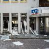 Ein verheerendes Bild bietet sich wenige Stunden nach der Sprengung zweier Geldautomaten in Leipheim. Im Innenraum befinden sich zurzeit der Aufnahme Beamte des Landeskriminalamts.