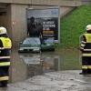 Nach starken Regenfällen, die am Samstag etwa zwei Stunden lang über Mering wüteten, liefen viele Keller, aber auch Unterführungen voll Wasser. In der Bahnunterführung in der Münchener Straße blieb ein Auto in den Fluten stecken. Die Feuerwehr arbeitete die ganze Nacht daran, die Schäden zu beseitigen. 