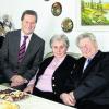 Zusmarshausens Bürgermeister Albert Lettinger gratuliert dem Ehepaar Thriemer aus Wollbach zur goldenen Hochzeit. Foto: Markt Zusmarshausen