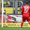 Da sah die Welt für den FCA noch gut aus. Daniel Baier hat soeben zum 1:1 bei Borussia Dortmund getroffen. Am Ende verloren die Augsburger mit 2:4.
