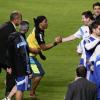 Einige Fans stürmen beim Training der Argentinier auf den Platz, darunter ein Double von Ronaldinho.