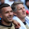 Werden Lukas Podolski (links) und Bastian Schweinsteiger in der kommenden Saison beim FV Illertissen in der Regionalliga Südwest kicken? 	