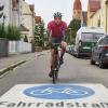 Jan Geisendörfer nutzt in Pfersee gerne die Fahrradstraße. Sie wurde vor einem Jahr eingeführt.  