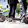 In Bellenberg haben Polizisten zwei E-Scooter aus dem Verkehr gezogen, an denen noch Versicherungskennzeichen aus dem Vorjahr angebracht waren.