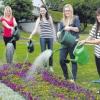 Die Vorbereitungen bringen das Fest zum Blühen: Sechs der elf Festdamen, die das Ammerfelder Wappen mit Blumen gestaltet haben, gießen die Blumenpracht. 