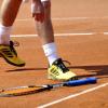 Nicht immer bleibt der Schläger in den Händen der Tennisspieler: Nach verlorenen Punkten wird das Spielgerät schon einmal zu Boden geworfen.  
