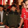 Fußball-Profi Lucas Hernández vom FC Bayern hat den Adelzhausener Bayern-Fanclub besucht. Er wurde mit Musik und Schüssen empfangen. Die Mitglieder stellten ihm Fragen und er spielte Kicker mit Kindern. 