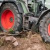 Der Vater erfasste seinen Sohn mit dem Traktor. Der Junge wurde schwer am Bein verletzt. 