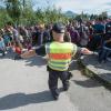 September 2015: Ein Bundespolizist versucht an der deutsch-österreichischen Grenze Flüchtlinge aufzuhalten.