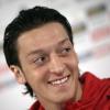 Mesut Özil kann die Kritik von Bastian Schweinsteiger am Teamgeist der Nationalmannschaft nicht nachvollziehen.