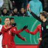 Thorsten Kinhöfer schickt Franck Ribéry in der 47. Minute vom Feld. Der Franzose des FC Bayern hatte im Pokalspiel gegen den FC Augsburg Ja-Cheol Koo zwei Mal ins Gesicht gegriffen.