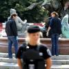 Polizeibeamte untersuchen den Tatort am Neptunbrunnen vor dem Roten Rathaus in Berlin.