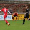 Nur wenig Freiraum bekam Aindlings Toptorjäger Simon Knauer (am Ball) gegen den VfL Ecknach. Am Ende siegten die Gäste verdient mit 4:1 und zogen in der Tabelle am Lokalrivalen vorbei. 	