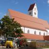 Mit frisch gestrichenen Außenfassaden und einem komplett neu eingedeckten Dach präsentiert sich die Holzheimer Pfarrkirche 500 Jahre nach ihrem Bau. 