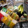 Eine Seniorin hat in Oettingen die Waren in ihrem Einkaufswagen bezahlt. Die Lebensmittel in ihrer Tasche bezahlt sie nicht.