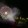 Der Samstagabend des Brückenfests wird mit einem Feuerwerk und einer Lasershow abgerundet.