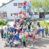 Das Klettergerüst ist seit vergangenem Jahr der Höhepunkt auf dem Schulhof. Auf dem kleinen Bild ist der Einzug in die damals neue Volksschule Holzheim zu sehen – vor 50 Jahren.  