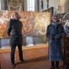 Norbert Riggenmann und 
Ursula Mayländer-Welte stellen ihr Altarbild in Weißenhorn vor. Drei Jahre lang arbeiteten sie gemeinsam mit Bernd Schwander an diesem großformatigen Meisterwerk.