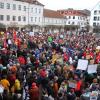 Demo gegen Hass
Bei der Demo "Aufstehen gegen Hass und Rassismus" kamen in Neuburg über 2000 Menschen zusammen. Auf Plakaten und Bannern plädierten sie für Vielfalt und Demokratie.