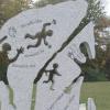Der Opferschutzverein Sicheres Leben hat in der Nähe der Kolping-Kapelle in Gersthofen eine Gedenkstätte errichtet, die allen getöteten, misshandelten, missbrauchten und vermissten Kindern gewidmet ist.