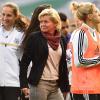 Für Bundestrainerin Silvia Neid (M) und die deutschen Fußball-Frauen steht die Weltmeisterschaft auf Kunstrasen in Kanada an.