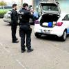 Polizisten schauen sich das Auto eines Pflegedienstes im Augsburger Stadtteil Lechhausen an: Rund 500 Beamte waren am Mittwoch bei einer Großrazzia in der Stadt im Einsatz.
