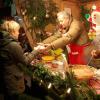 Heiß begehrt waren die süßen Waffeln, die Mitglieder der Tennisabteilung beim Anhauser Weihnachtsmarkt anboten. 
