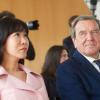 Gerhard Schröder hat einem Medienbericht zufolge zum fünften Mal geheiratet. Der 74-Jährige ehelichte die Südkoreanerin So Yeon Kim.