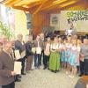 Leonhard Wöger (Podium) zeichnete zahlreiche Mitglieder des Schützenvereins „Edelweiß“ Asbach mit Nadeln und Urkunden aus.   