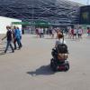 Anja Härtl findet, dass es für Rollstuhlfahrer schwer ist, an FCA-Karten für die WWK-Arena zu kommen. 