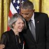 Auf diesem Bild erhielt Louise Glück die National Humanities Medal von Barack Obama. Nun wurde sie mit dem Literatur-Nobelpreis ausgezeichnet.