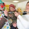 Fasching, Fasnacht, Karneval, Rathaussturm mit Heribert KamelRathaus - Altusried.Kinder aus dem Kindergarten "Villa Kunterbunt" stürmen das Rathaus in Altusried.Kerstin Schuhwerk (rechts, Angestellt im Rathaus) war das erste Opfer, ihr wurde die Krawatte von der kleinen Luisa mit Hilfe von Steffi (Kindergarten Kunterbunt) abgeschnitten.