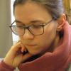 Wie Beth Harmon aus der Netflix-Serie "Das Damengambit": Die Wertinger Schachspielerin Helene Giss grübelt über einen Schachzug nach.