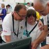 Klemens Ganz hilft einer Athletin mit Sehproblemen weiter. Seit vielen Jahren ist er als medizinischer Betreuer mit bei den Special Olympics dabei und kümmert sich um Athleten mit Sehbehinderungen. 