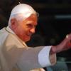 Beim Papstbesuch im September 2010 in München entstand dieses Foto, auf dem Benedikt XVI. den Gläubigen aus dem Papamobil zuwinkt.