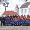 Die Freiwillige Feuerwehr Nattenhausen im Jubiläumsjahr. Mit auf dem Foto auch die Mädchen und Buben der Kinder- und Jugendfeuerwehr.
