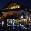 Das Weihnachtshaus in Thaining von Monika und Josef Gierstorfer  lockt viele Schaulustige an. 