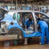 Mitarbeiter montieren im Werk der Volkswagen AG in Anting bei Shanghai einen VW Tiguan.